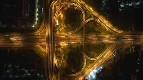 4K : Vue aérienne par Drone Hyperlapse de la route de jonction à plusieurs niveaux de l'autoroute.