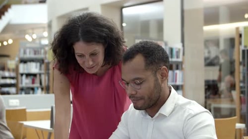 Joyeux collègues communiquant à la bibliothèque