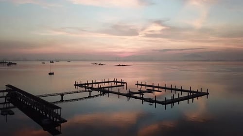 Sobrevuela el muelle de pescadores por la mañana en Jelutong