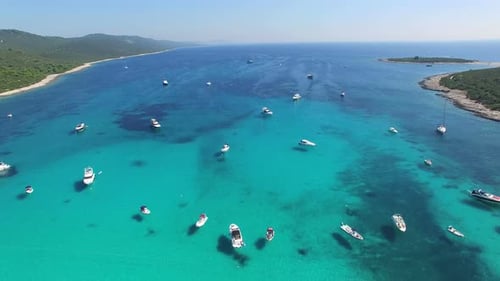 Survoler des bateaux de plaisance dans un paradis nautique