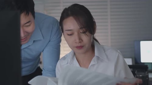 Asiatischer Geschäftsmann und Geschäftsfrau schauen auf den Desktop-Computerbildschirm und diskutieren über ein Geschäft