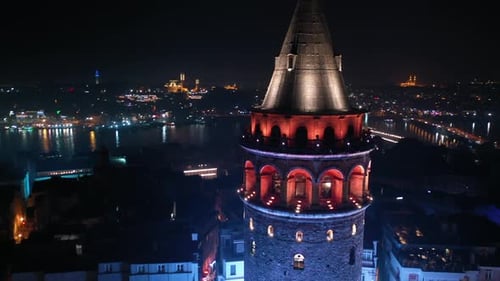 Luftaufnahme des Goldenen Horns und des Galataturms bei Nacht