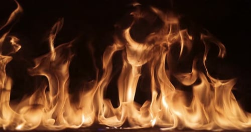 Feuerflammen auf dem Boden