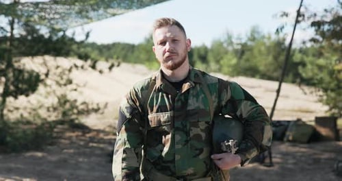 Un soldado cansado, un militar, un hombre del equipo de defensa territorial vestido con ropa de moro.