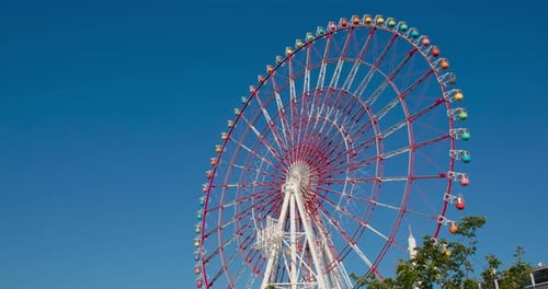 Grande roue avec ciel bleu clair