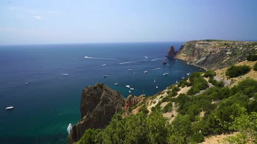 Panoramaaufnahme der Meereslandschaft mit kristallklarem azurblauem Meer und felsigen Küsten