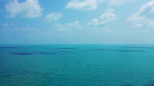 Meereshintergrund, strahlend blauer Himmel mit weißen Wolken und ruhigem Wasser auf offener See nähert sich Horiz
