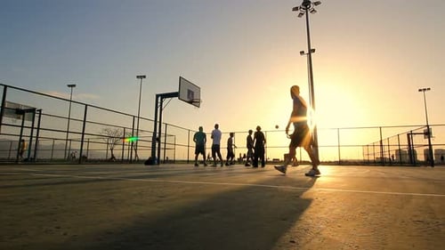 Basketballspiel bei Sonnenuntergang