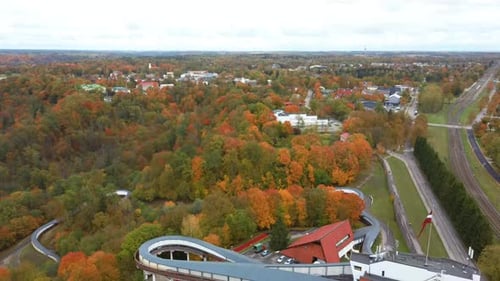 Vue aérienne du paysage automnal de la piste de bobsleigh et de skeleton de la piste de luge de Sigulda, en Lettonie. Vidéo 4K