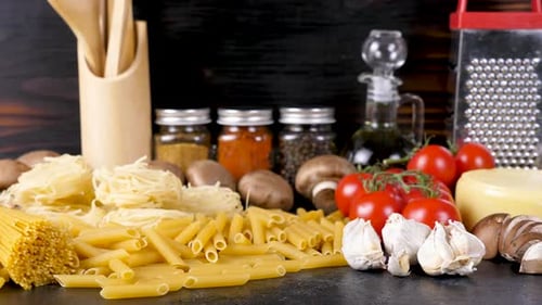 Ungekochte rohe Nudeln neben frischen Zutaten, fertig zum Abendessen