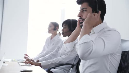 Callcenter-Betreiber. Mann mit Headset arbeitet im Contact Center