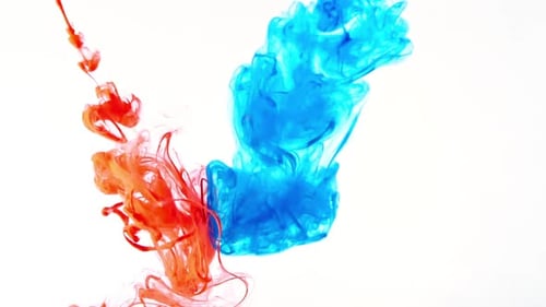 Tinta colorida na água sobre fundo branco