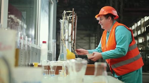 Femme mûre travaillant dans une usine chimique travailleuse axée sur une travailleuse portant un casque dur