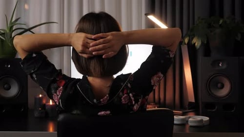 Empresaria exitosa relajándose en la oficina