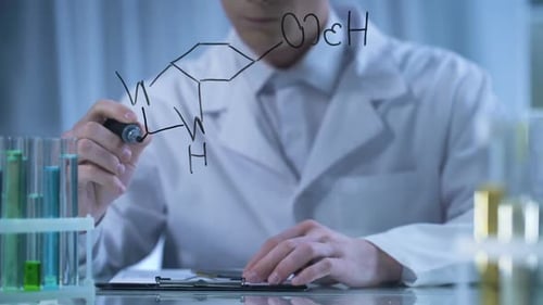 Chimiste écrivant une formule sur un dossier en verre et en carton, Recherche en cosmétologie