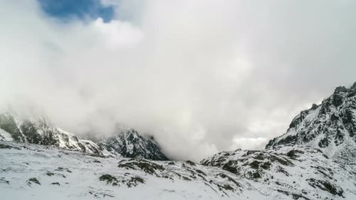 Wolken in den Winterbergen