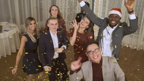 Happy Company dança ao som de confetes