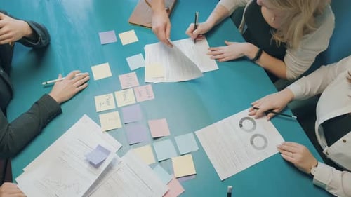 A equipe de negócios está fazendo um brainstorming