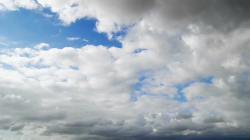 Wolken bewegen sich im blauen Himmel