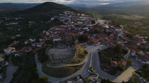 Le
Drone vole puis s'incline au-dessus du château de Belmonte et du village environnant avec des carreaux de briques.