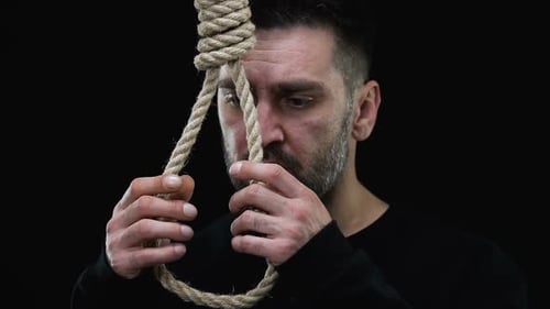 Verzweifelter Mann trägt Schlaufe am Hals, Suizidpräventions-Konzept, Todesrisiko