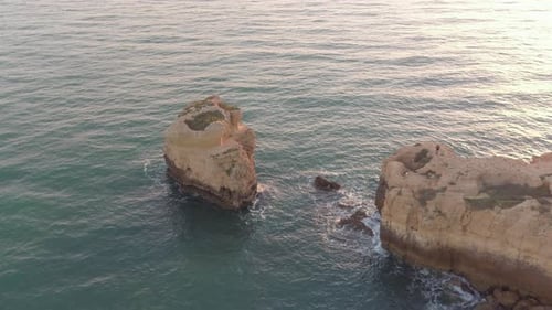 Luftaufnahme von Felsen im Meer