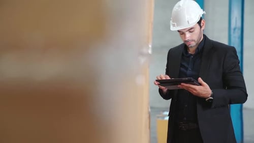 Werksleiter verwendet Tablet-Computer im Lager oder in der Fabrik