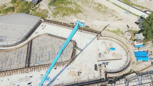 Construcción de una gran piscina con un sistema de jacuzzi al aire libre