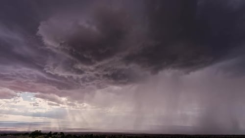 Nubes oscuras girando en el cielo frente a la tormenta monzónica en Utah