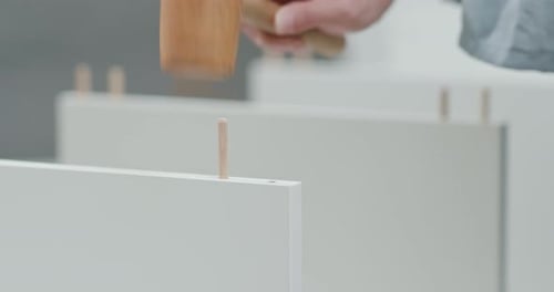Femme assemblant une étagère