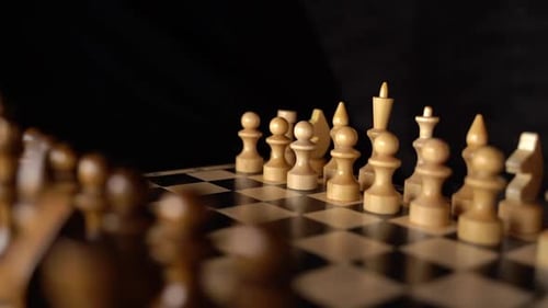Nahaufnahme von Schach auf schwarzem Hintergrund