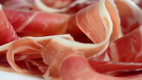 Jamon dans l'assiette. Tir en mouvement.