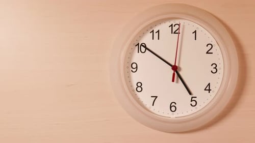 Wanduhr mit fünf Stunden. Zeitraffer