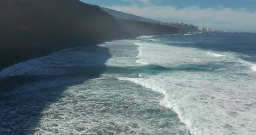 Vista aérea. Volando sobre la costa volcánica y las olas, Tenerife