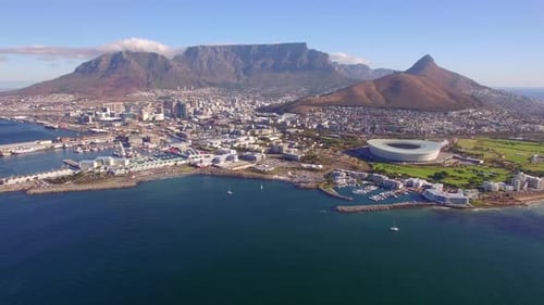 Drohnenansicht von Kapstadt, Südafrika mit Tafelberg und Stadion.