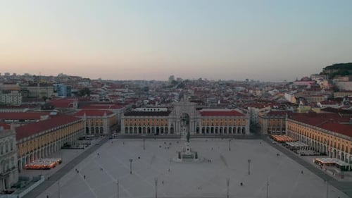 Dolly in aérien de la place Praca Do Comercio avec le bâtiment et le monument Arco Da Rua Augusta sur le