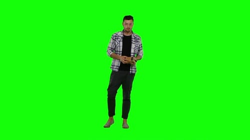 Homem usando óculos de virtualidade. Tela verde