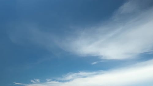 4K Zeitraffer von wunderschönem blauem Himmel mit Wolkenhintergrund, Blauer Himmel mit Wolken und Sonne.