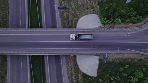 Luftaufnahme einer Autobahnkreuzung mit einem Kleeblatt