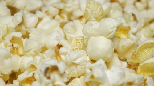 Frischer Popcorn-Hintergrund 4K 3840X2160 UHD-Video - Popcorns leckeres Junk Food 4K 2160p UHD schwenken Fuß