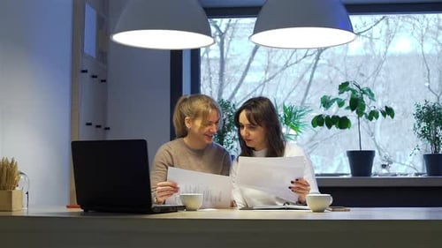 Collègues féminines travaillant tard le soir