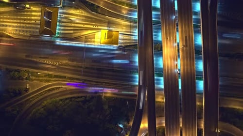 4K: Zeitraffer Luftbild und Draufsicht des Verkehrs in der Stadt. Schnellstraße mit Parkplätzen