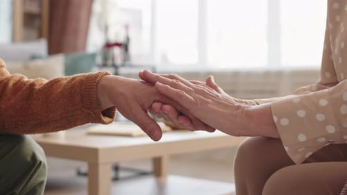 Hände von Ehepartnern zeigen Sorgfalt