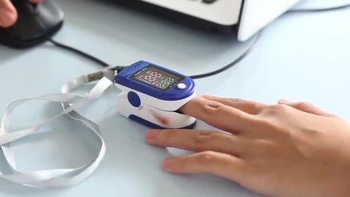 Nahaufnahmevideo eines Fingers einer Frau, der den Blutsauerstoffgehalt misst, bevor er das Coronavirus erhält v