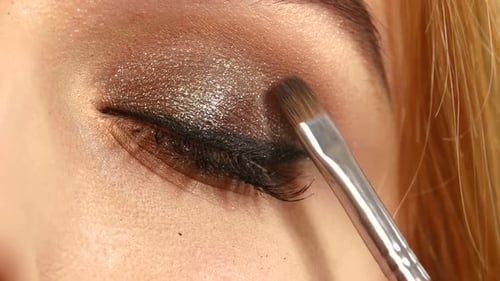 Beauty-Mode. Wimpern. Kosmetischer Lidschatten. Nahaufnahme