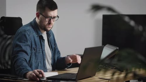 Designer indépendant travaillant dans Home Studio