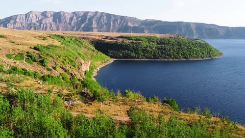 Bela paisagem aérea em montanhas e colinas com floresta no verão, clima ensolarado, Dramático