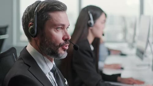 Nahaufnahme Portrait Mann eines Spezialisten für technischen Kundensupport, der während der Arbeit über ein Headset spricht