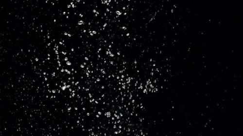 Câmera lenta de água cai no aquário em um fundo preto