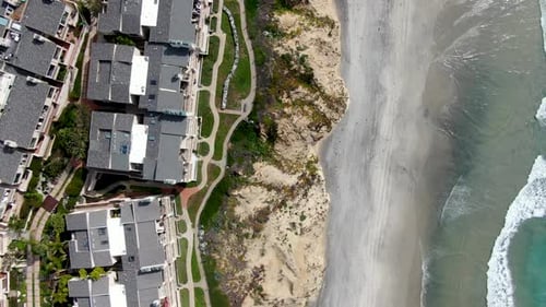 Luftaufnahme der Wohnanlage neben Strand und Meer in Südkalifornien